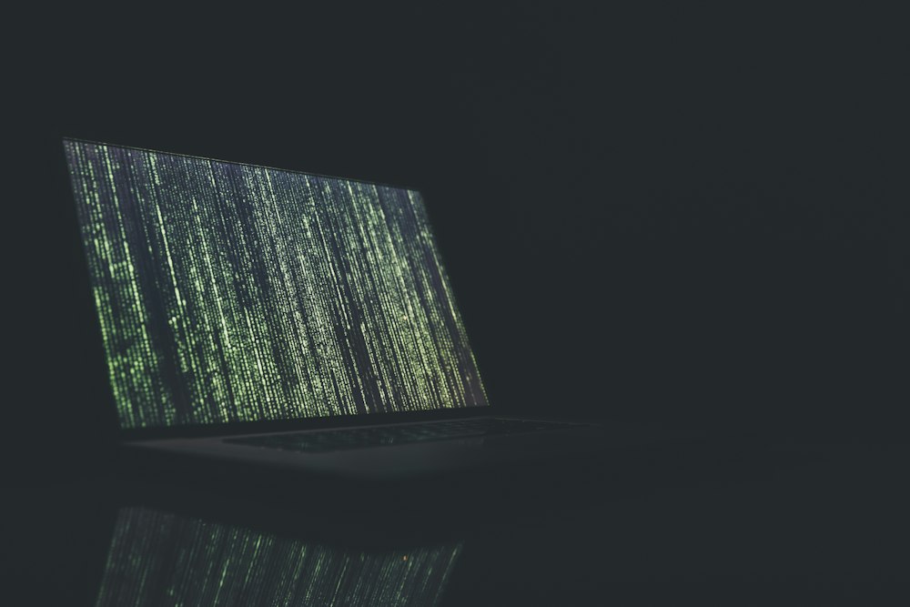 Hi快VPN 免费VPN下载演示:深色背景上的代码屏幕